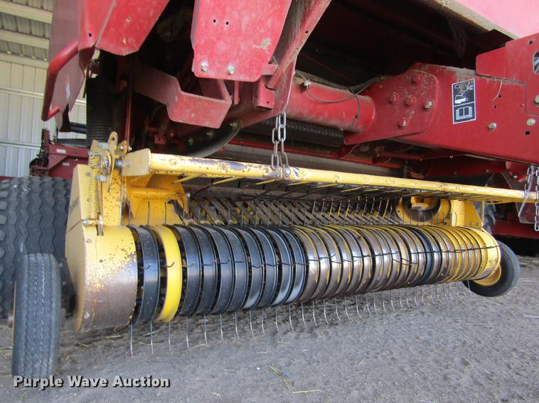 image for item DD5705 2007 New Holland BR780A round baler