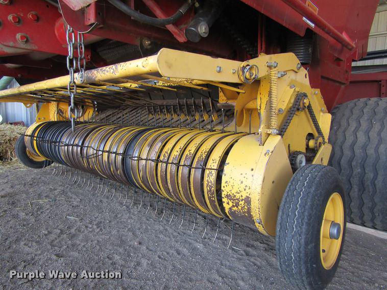 image for item DD5705 2007 New Holland BR780A round baler