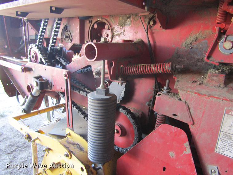 image for item DD5705 2007 New Holland BR780A round baler