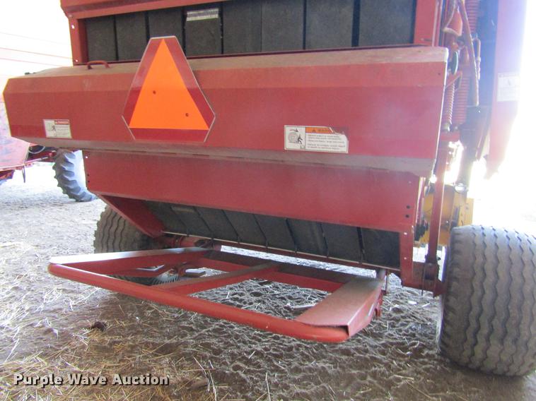 image for item DD5705 2007 New Holland BR780A round baler