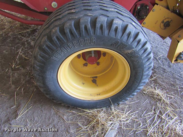 image for item DD5705 2007 New Holland BR780A round baler