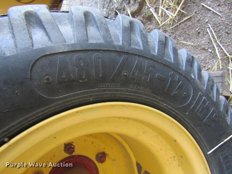 image for item DD5705 2007 New Holland BR780A round baler