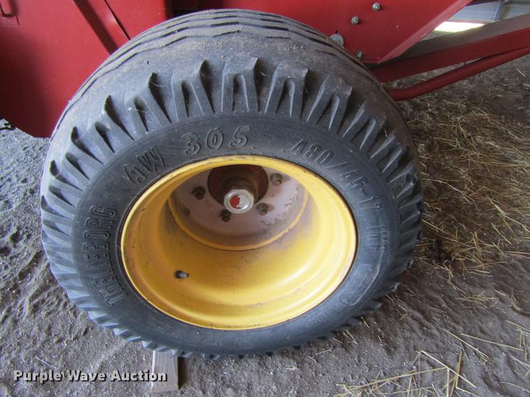 image for item DD5705 2007 New Holland BR780A round baler