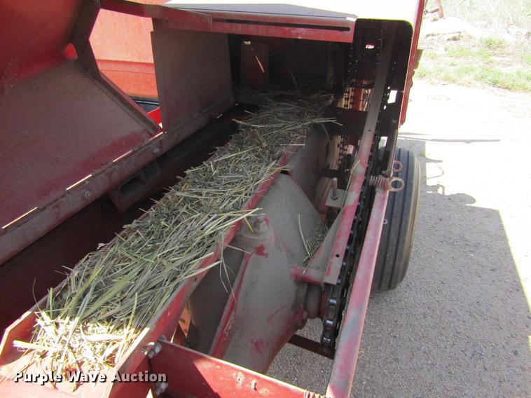 image for item DD5706 New Holland 315 small square baler