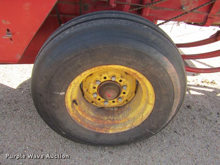 image for item DD5706 New Holland 315 small square baler