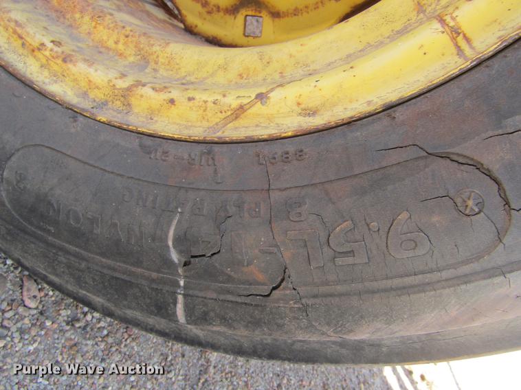 image for item DD5706 New Holland 315 small square baler