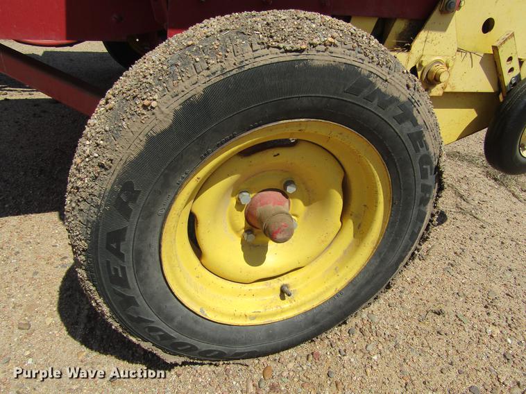 image for item DD5706 New Holland 315 small square baler