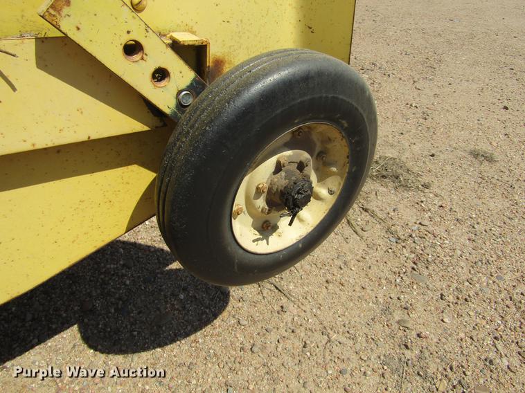 image for item DD5706 New Holland 315 small square baler