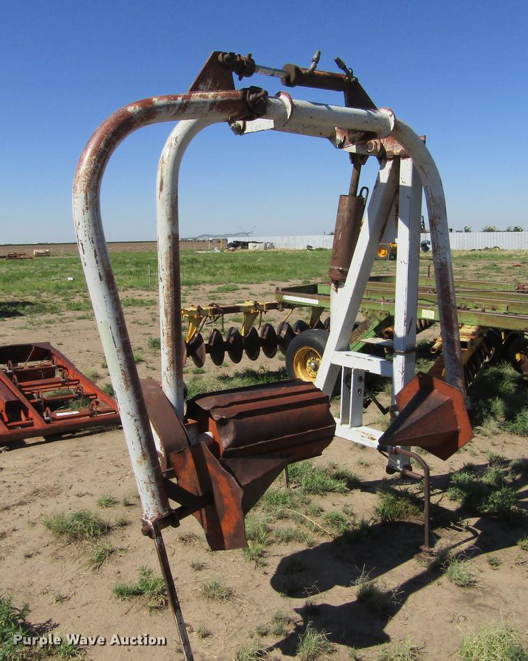 image for item DD5737 Round bale unroller