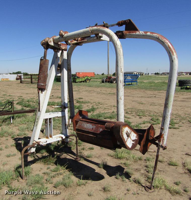 image for item DD5737 Round bale unroller