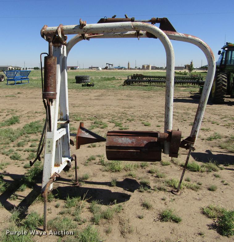 image for item DD5737 Round bale unroller