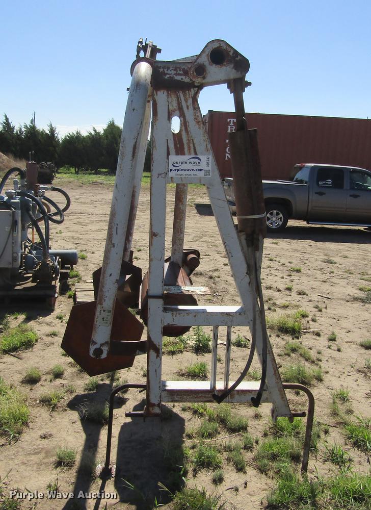 image for item DD5737 Round bale unroller