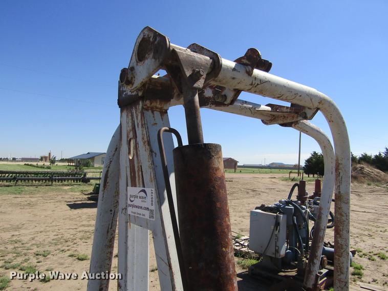 image for item DD5737 Round bale unroller