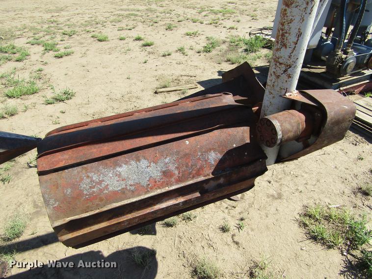 image for item DD5737 Round bale unroller