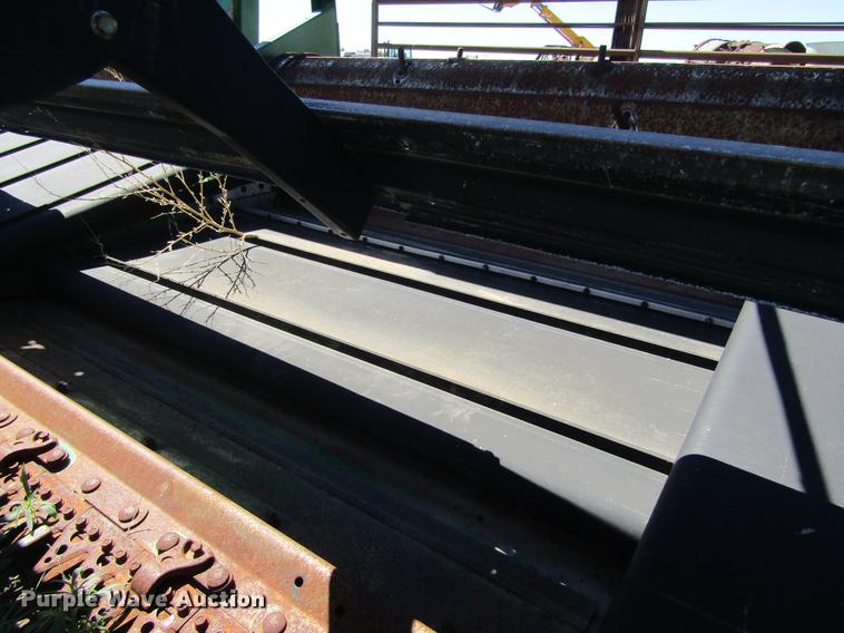 image for item DD5743 2003 John Deere 936D draper head