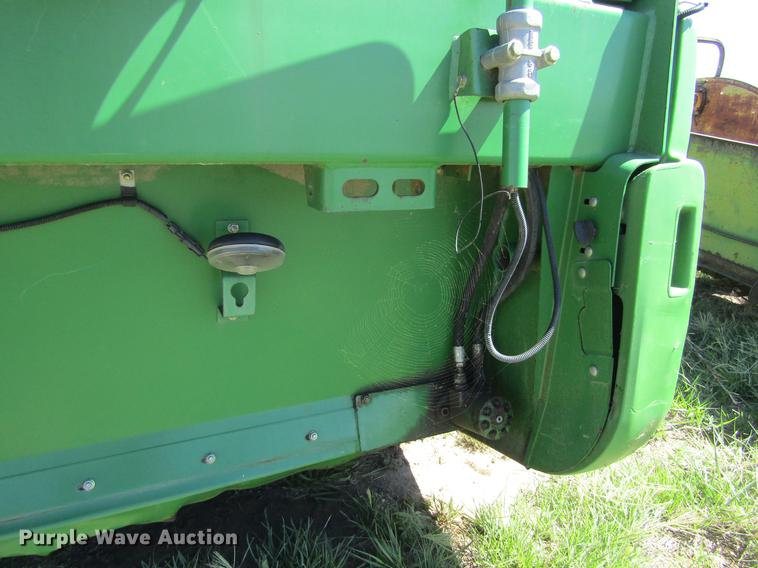 image for item DD5743 2003 John Deere 936D draper head