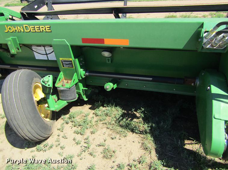 image for item DD5743 2003 John Deere 936D draper head