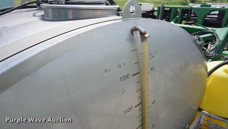 image for item DD7671 2009 John Deere 4930 sprayer