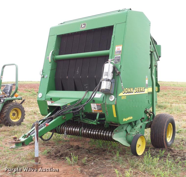 image for item DD8178 2001 John Deere 567 Mega Wide round baler