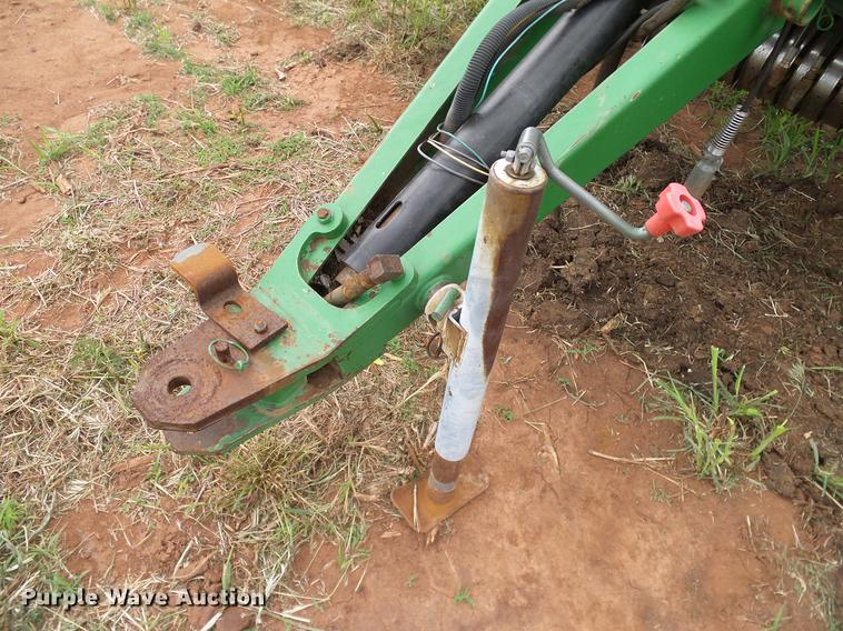 image for item DD8178 2001 John Deere 567 Mega Wide round baler