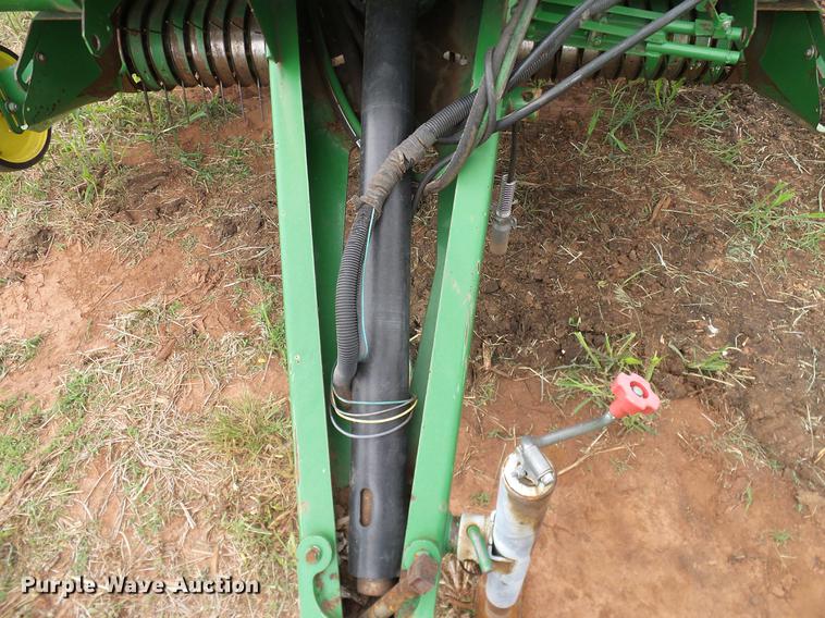 image for item DD8178 2001 John Deere 567 Mega Wide round baler