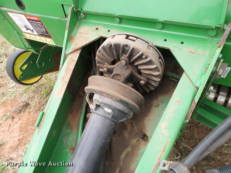 image for item DD8178 2001 John Deere 567 Mega Wide round baler