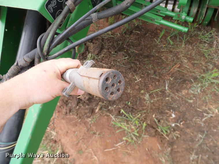 image for item DD8178 2001 John Deere 567 Mega Wide round baler