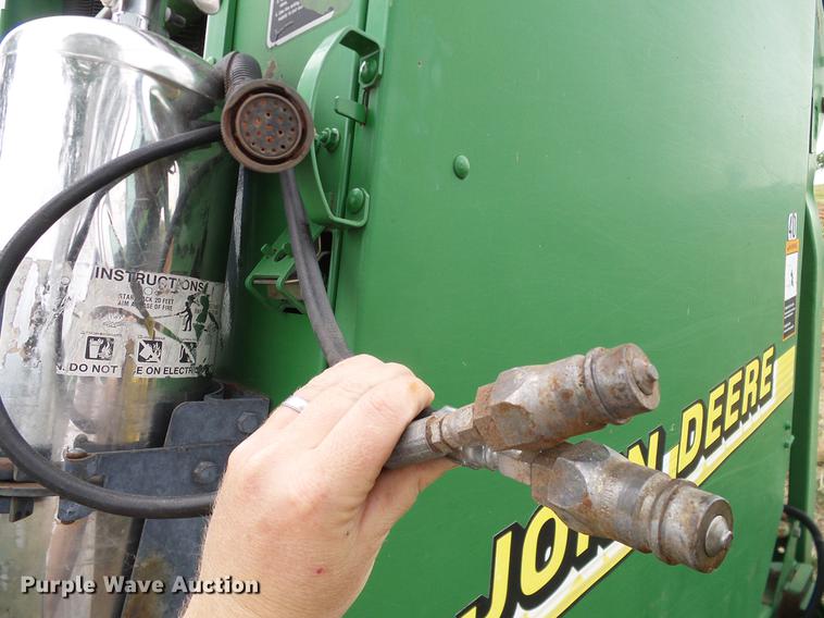 image for item DD8178 2001 John Deere 567 Mega Wide round baler
