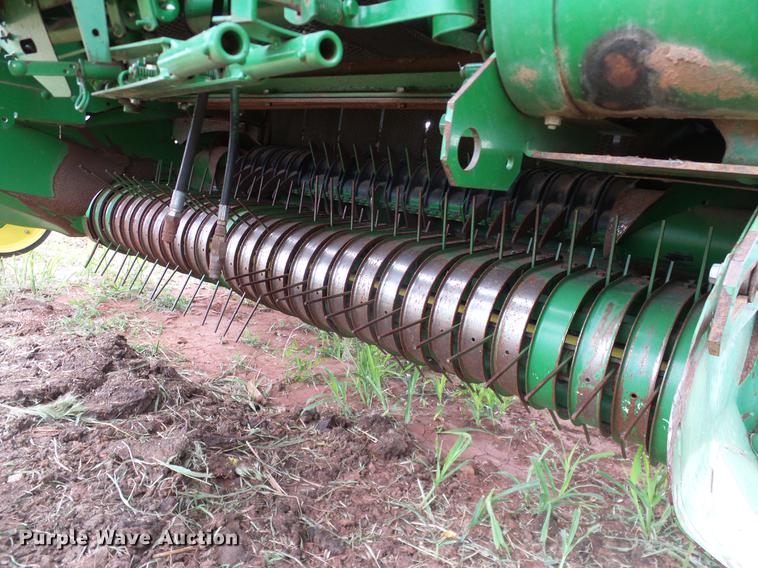 image for item DD8178 2001 John Deere 567 Mega Wide round baler