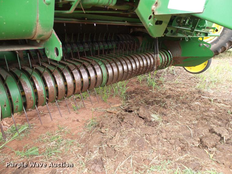 image for item DD8178 2001 John Deere 567 Mega Wide round baler