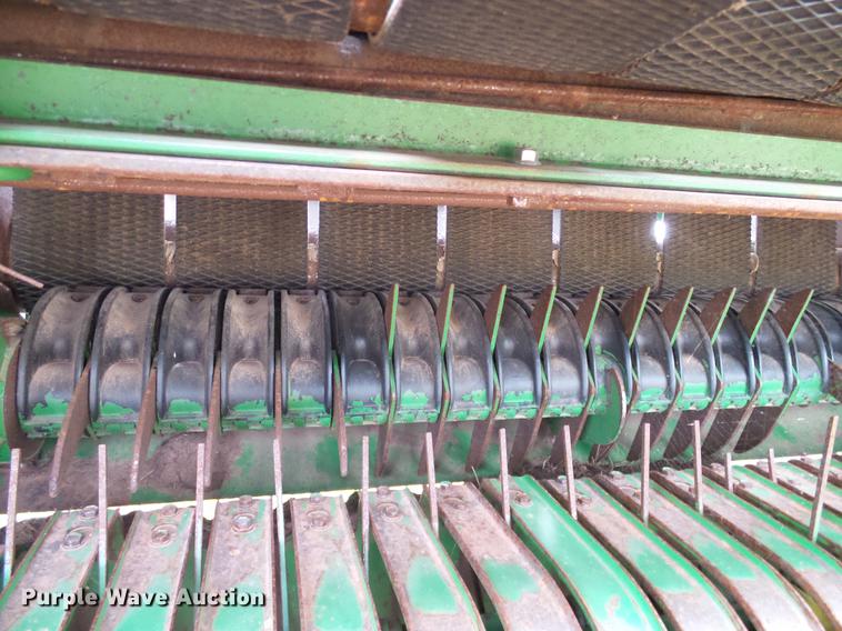 image for item DD8178 2001 John Deere 567 Mega Wide round baler