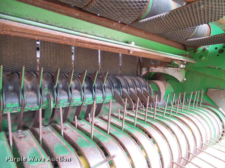 image for item DD8178 2001 John Deere 567 Mega Wide round baler