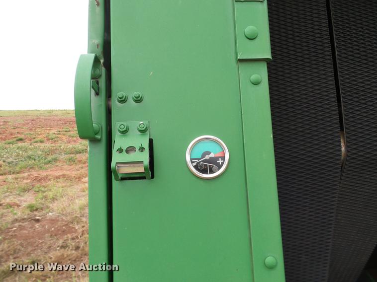 image for item DD8178 2001 John Deere 567 Mega Wide round baler