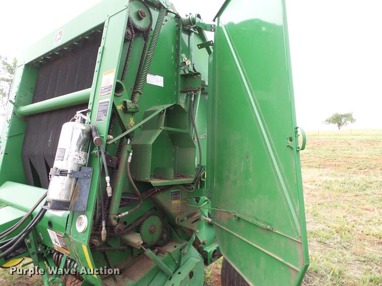 image for item DD8178 2001 John Deere 567 Mega Wide round baler