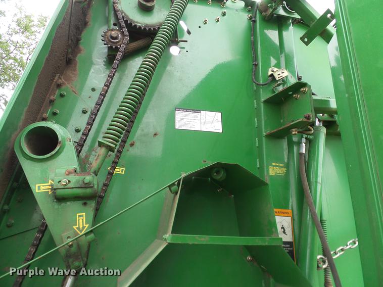 image for item DD8178 2001 John Deere 567 Mega Wide round baler