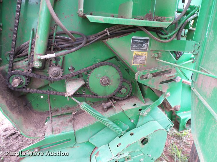 image for item DD8178 2001 John Deere 567 Mega Wide round baler