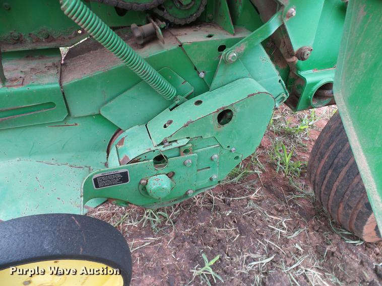 image for item DD8178 2001 John Deere 567 Mega Wide round baler