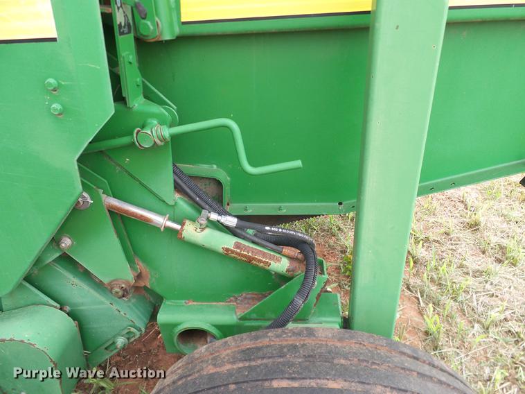 image for item DD8178 2001 John Deere 567 Mega Wide round baler