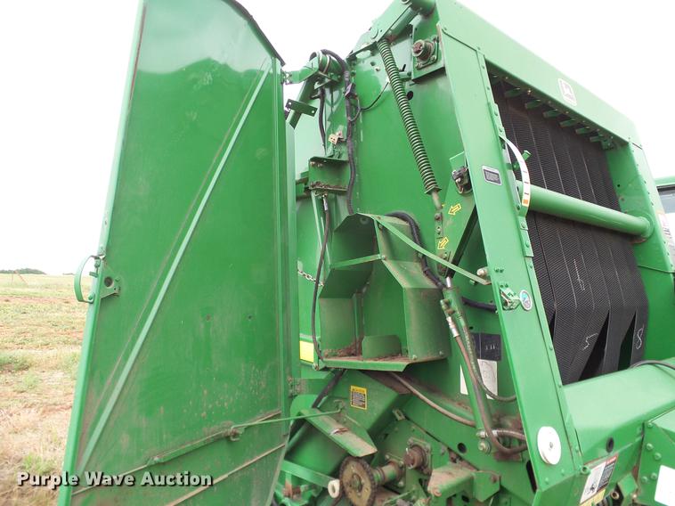 image for item DD8178 2001 John Deere 567 Mega Wide round baler
