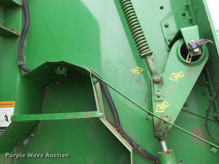 image for item DD8178 2001 John Deere 567 Mega Wide round baler