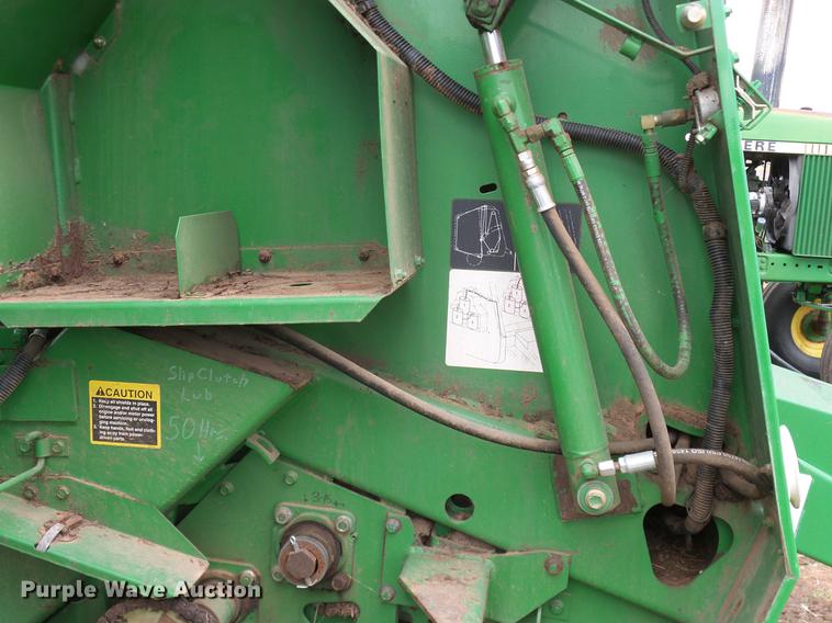 image for item DD8178 2001 John Deere 567 Mega Wide round baler
