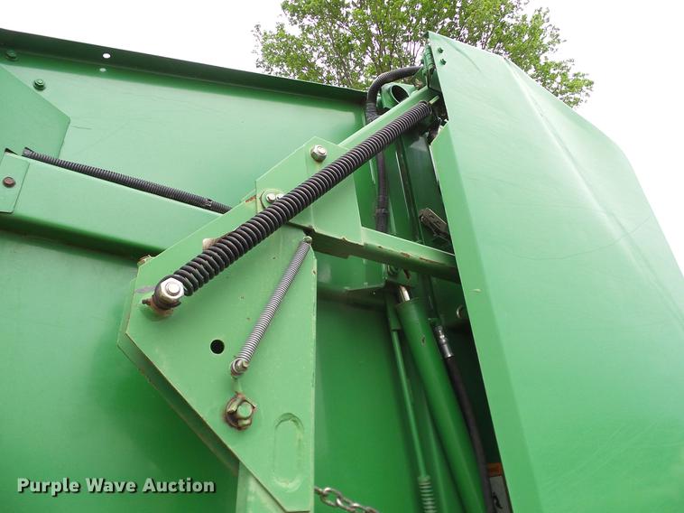 image for item DD8178 2001 John Deere 567 Mega Wide round baler