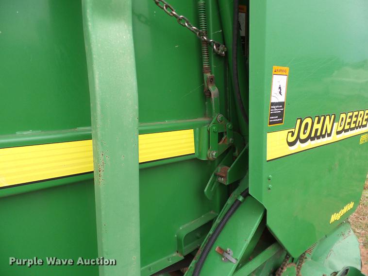 image for item DD8178 2001 John Deere 567 Mega Wide round baler