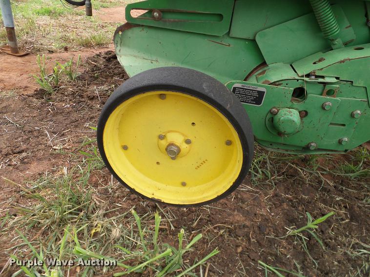 image for item DD8178 2001 John Deere 567 Mega Wide round baler