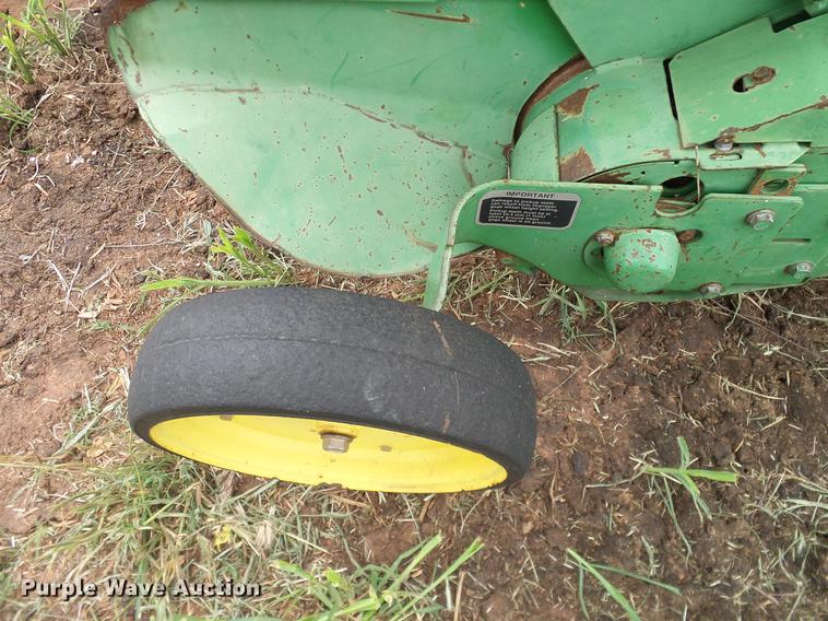 image for item DD8178 2001 John Deere 567 Mega Wide round baler