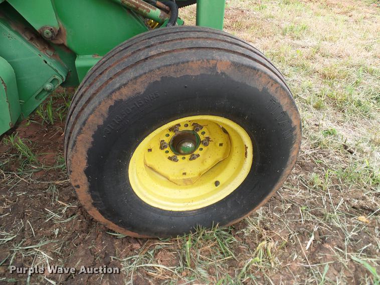 image for item DD8178 2001 John Deere 567 Mega Wide round baler