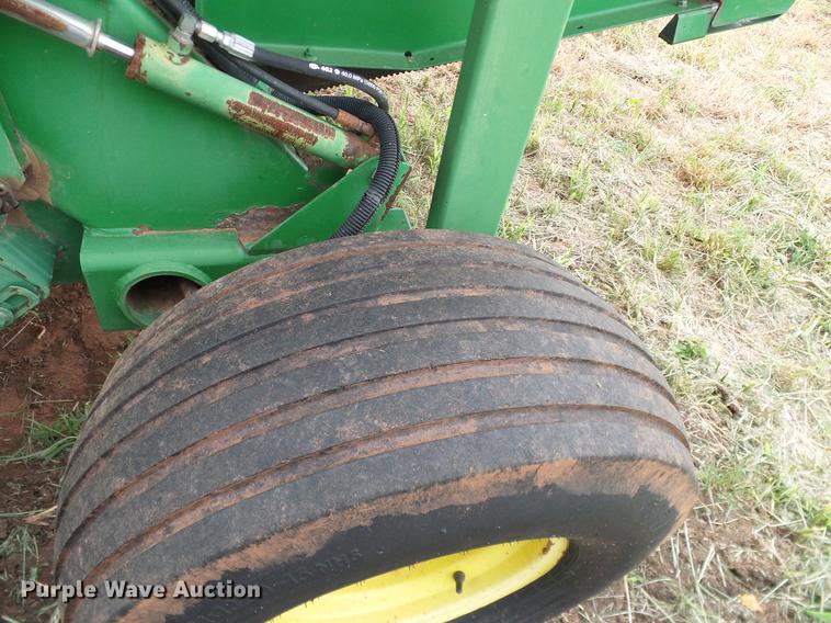 image for item DD8178 2001 John Deere 567 Mega Wide round baler