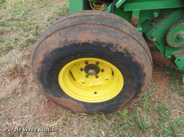 image for item DD8178 2001 John Deere 567 Mega Wide round baler