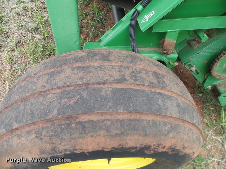 image for item DD8178 2001 John Deere 567 Mega Wide round baler