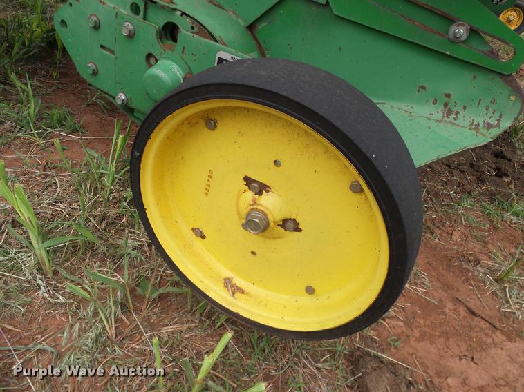 image for item DD8178 2001 John Deere 567 Mega Wide round baler
